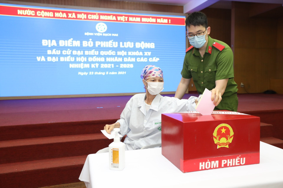 Cử tri bỏ phiếu tại địa điểm bỏ phiếu lưu động tại Bệnh viện Bạch Mai. (Ảnh: Minh Quyết/TTXVN)
