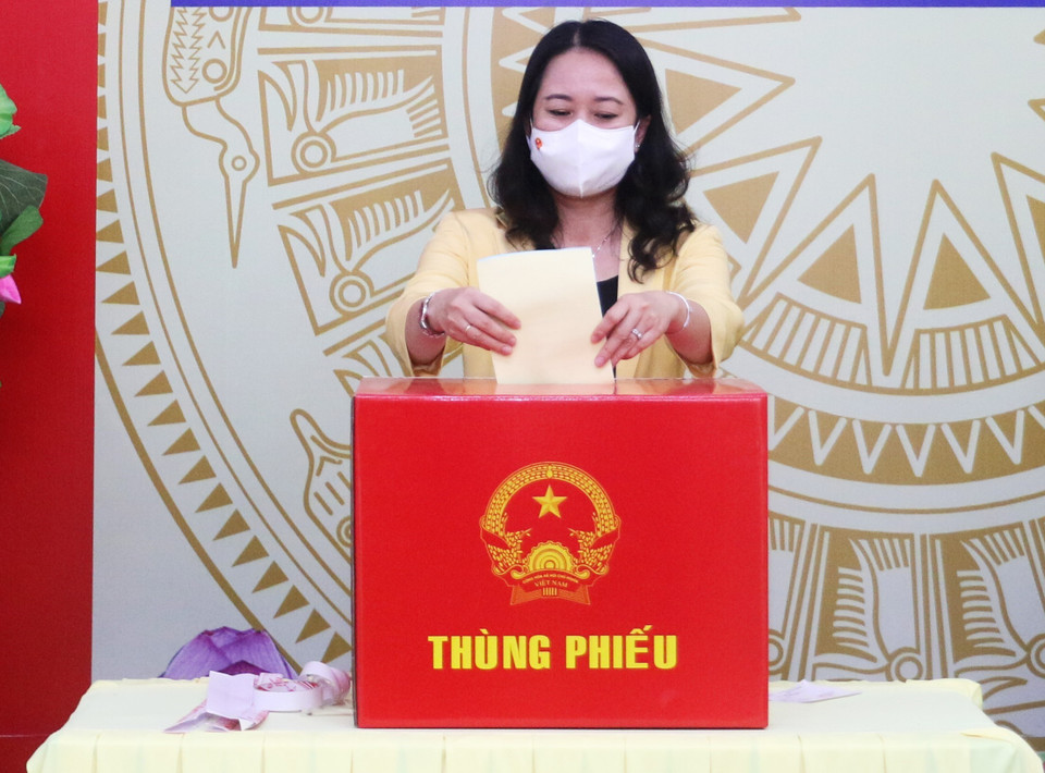 Ủy viên Trung ương Đảng, Phó Chủ tịch nước Võ Thị Ánh Xuân, Phó Chủ tịch Hội đồng bầu cử Quốc gia bỏ lá phiếu bầu đại biểu Quốc hội khóa XV và đại biểu Hội đồng nhân dân các cấp nhiệm kỳ 2021-2026. (Ảnh: Công Mạo/TTXVN)