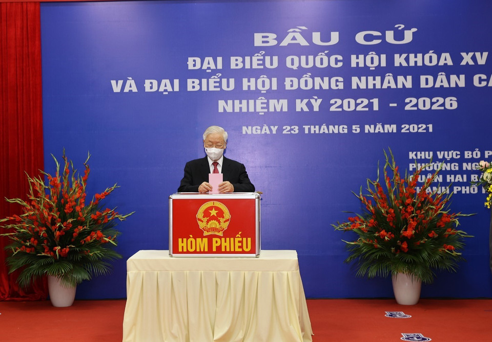 Tổng Bí thư Nguyễn Phú Trọng bỏ phiếu bầu đại biểu Quốc hội khóa XV và đại biểu Hội đồng nhân dân các cấp nhiệm kỳ 2021-2026. (Ảnh: Trí Dũng/TTXVN)