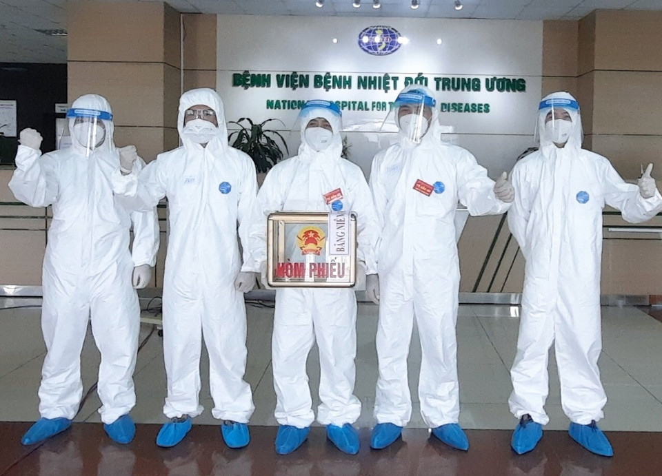 Chuẩn bị hòm phiếu tại điểm bầu cử Bệnh viện Bệnh Nhiệt đới Trung ương cơ sở 2. (Ảnh: TTXVN phát)