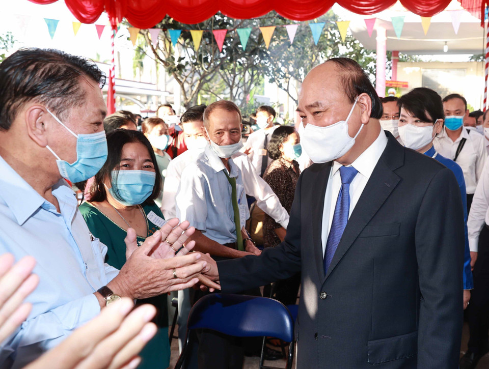 Chủ tịch nước Nguyễn Xuân Phúc với cử tri đi bỏ phiếu tại khu vực bỏ phiếu số 41, đơn vị bầu cử số 10 thuộc thị trấn Củ Chi, Thành phố Hồ Chí Minh. (Ảnh: Thống Nhất/TTXVN)