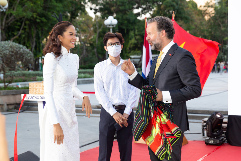 Đại diện nhan sắc Việt Nam đã không chỉ quảng bá hình ảnh đẹp về tà áo dài truyền thống Việt Nam mà còn nhân cơ hội này giới thiệu về phong tục tập quán, văn hóa truyền thống của đồng bào Ê Đê ở Tây Nguyên quê hương cô. (Ảnh: CTV/Vietnam+)