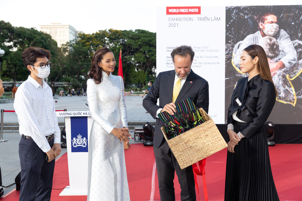 H'Hen Niê tặng ông Daniel Stork, Tổng lãnh sự quán Hà Lan tại Thành phố Hồ Chí Minh một 'đặc sản' của đồng bào Ê Đê Tây Nguyên, quê hương cô. (Ảnh: CTV/Vietnam+)
