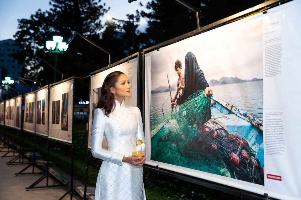 Góp phần quảng bá văn hóa truyền thống và hình ảnh người phụ nữ Việt Nam, Hoa hậu H’Hen Niê đã chọn áo dài trắng nền nã và tôn dáng để tham dự sự kiện Triển lãm Ảnh báo chí Thế giới tại Việt Nam lần thứ sáu do Tổng lãnh sự quán Hà Lan tổ chức, đang diễn ra tại Thành phố Hồ Chí Minh. (Ảnh: CTV/Vietnam+)