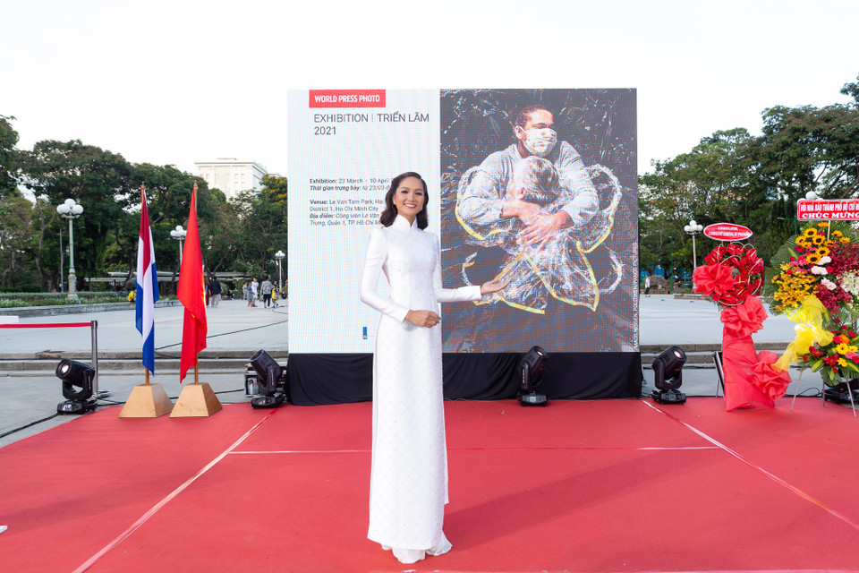 Triển lãm đã giới thiệu đến khán giả thành phố 159 bức ảnh là những tác phẩm đã đoạt giải tại cuộc thi ảnh báo chí thế giới năm 2021. Những tác phẩm này đã được trưng bày tại gần 90 quốc gia trên thế giới trước khi dừng chân ở Việt Nam. (Ảnh: CTV/Vietnam+)