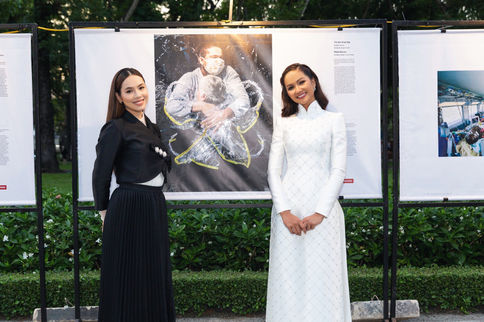 Tham dự triển lãm và tìm hiểu nội dung những tác phẩm ảnh báo chí đặc sắc, hai nàng hậu cho biết càng thấm thía hơn sự cống hiến của các nhiếp ảnh gia can đảm đã không nề hà cả mạng sống để mang đến cho công chúng những hình ảnh, câu chuyện chân thực nhất về những sự kiện ‘nóng’ đã và đang diễn ra khắp nơi trên thế giới. (Ảnh: CTV/Vietnam+)