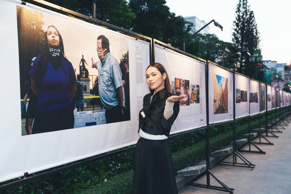 ‘Đứng trước mỗi bức ảnh, Hoàng My cảm giác như chính mình đang có mặt ở đó, vô cùng chân thực và gần gũi. My cũng thấy thật vinh dự và tự hào khi có các tác phẩm của nhiếp ảnh gia Việt Nam bên cạnh những tên tuổi nổi tiếng thế giới trong triển lãm này,’ Á hậu Hoàng My chia sẻ. (Ảnh: CTV/Vietnam+)