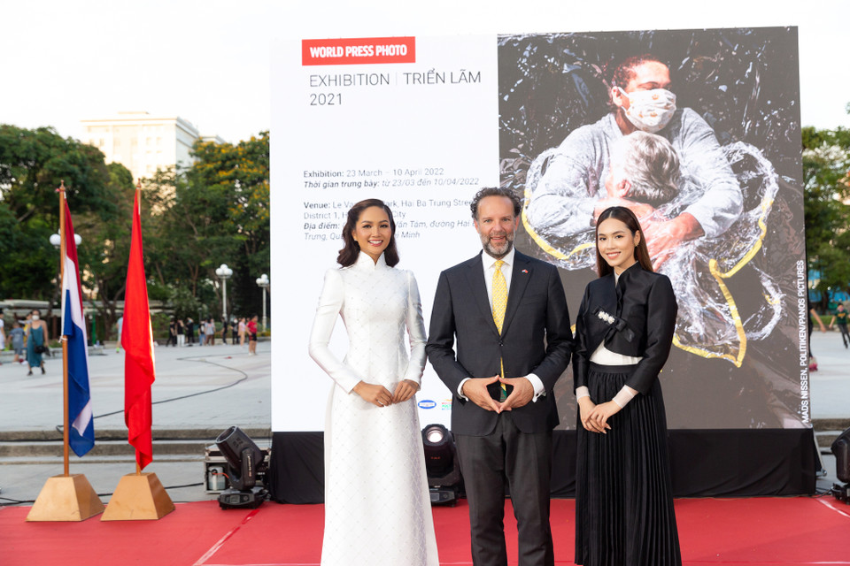 Với chủ đề ‘Những câu chuyện đáng suy ngẫm,’ Triển lãm ảnh báo chí thế giới 2021 đã khai mạc tại Công viên Lê Văn Tám, đường Hai Bà Trưng, Quận 1, Thành phố Hồ Chí Minh, mở cửa miễn phí cho công chúng tham quan đến hết ngày 10/4. (Ảnh: CTV/Vietnam+)