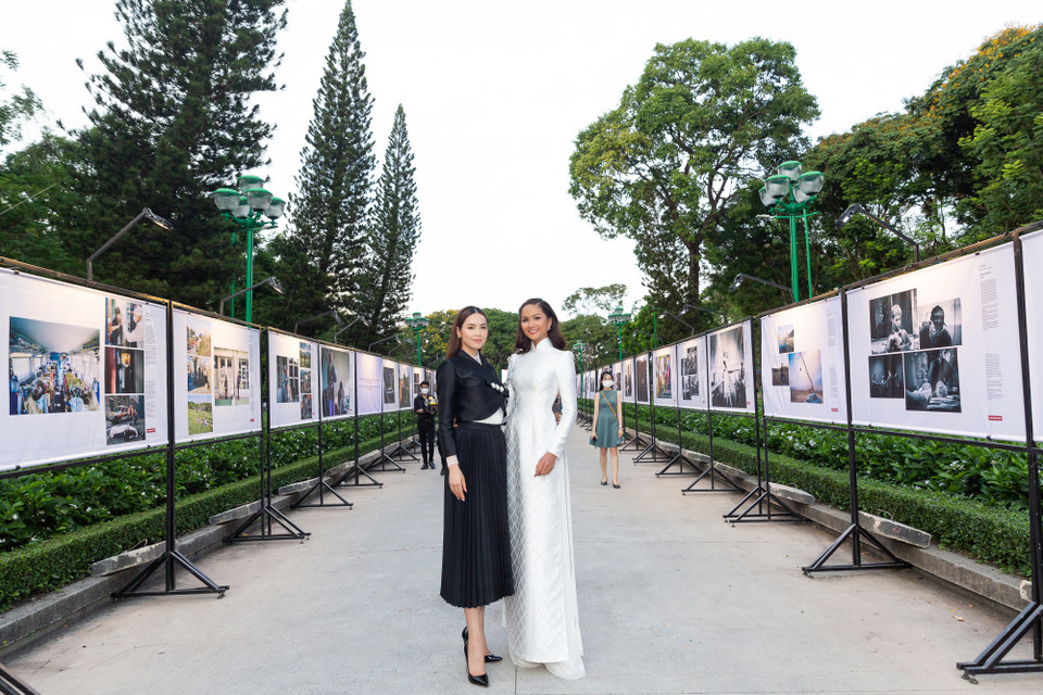 Xuất hiện tại sự kiện từ sớm, Hoa hậu H’Hen Niê cùng Á hậu Vũ Hoàng My đã thu hút sự chú ý của truyền thông và công chúng với nhan sắc rạng rỡ, tỏa sáng. (Ảnh: CTV/Vietnam+)