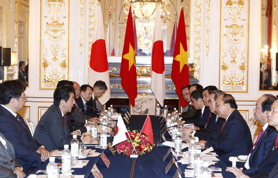 Thủ tướng Nguyễn Xuân Phúc và Thủ tướng Nhật Bản Shinzo Abe hội đàm. (Ảnh: Thống Nhất/TTXVN)