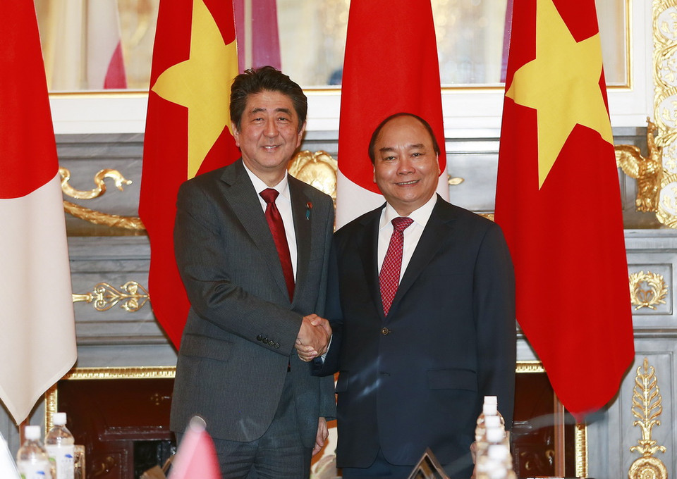  Thủ tướng Nhật Bản Shinzo Abe đón Thủ tướng Nguyễn Xuân Phúc. (Ảnh: Thống Nhất/TTXVN)