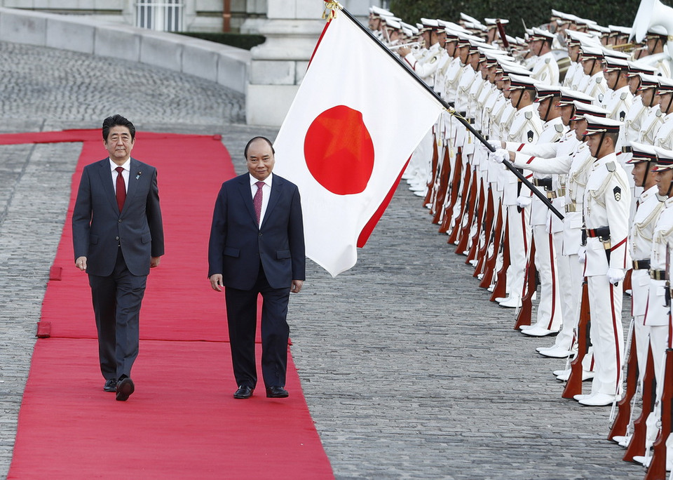  Thủ tướng Nhật Bản Shinzo Abe và Thủ tướng Nguyễn Xuân Phúc duyệt Đội danh dự tại Lễ đón chính thức. (Ảnh: Thống Nhất/TTXVN)