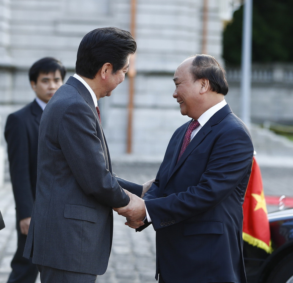 Thủ tướng Nhật Bản Shinzo Abe đón Thủ tướng Nguyễn Xuân Phúc. (Ảnh: Thống Nhất/TTXVN)