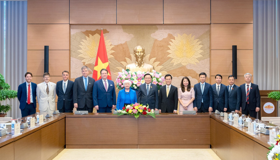 Chủ tịch Quốc hội Vương Đình Huệ chụp ảnh lưu niệm với đại biểu. (Ảnh: Doãn Tấn/TTXVN)