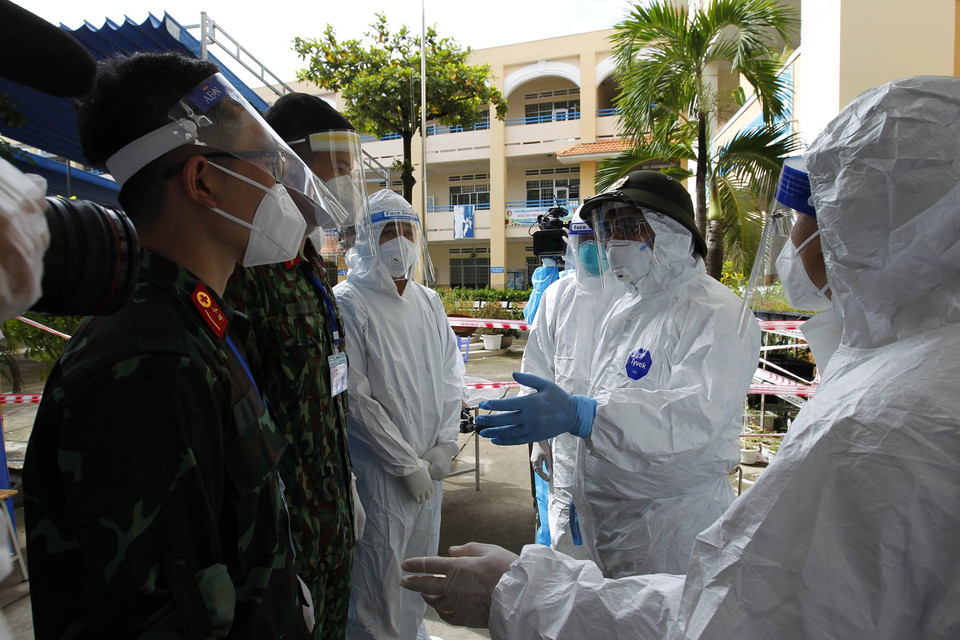 Thủ tướng Phạm Minh Chính thăm hỏi, động viên các bộ, chiến sỹ, y, bác sỹ đang khám điều trị tại khu cách ly tập trung tạm thời ở Trường THCS Thạnh Mỹ Lợi, phường Cát Lái, thành phố Thủ Đức. (Ảnh: Thanh Vũ/TTXVN)