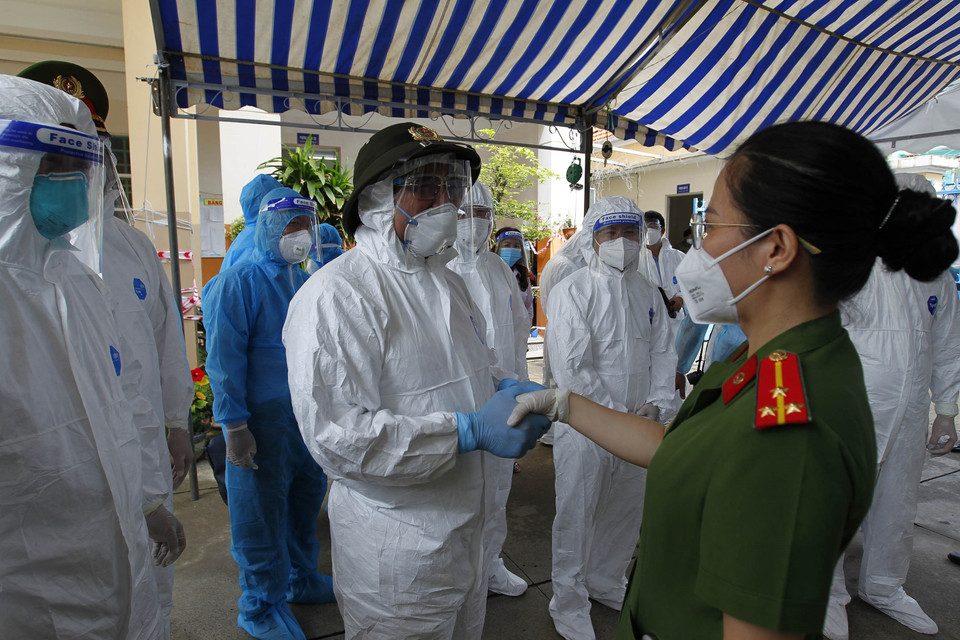Thủ tướng Phạm Minh Chính thăm hỏi, động viên các bộ, chiến sỹ công an địa phương đang thực hiện nhiệm vụ tại phường Cát Lái, thành phố Thủ Đức. (Ảnh: Thanh Vũ/TTXVN)
