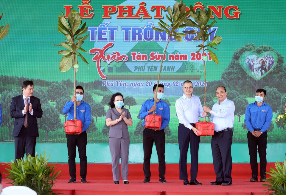 Thủ tướng Nguyễn Xuân Phúc phát động 'Tết trồng cây' Xuân Tân Sửu năm 2021 tại Phú Yên. (Ảnh: Thống Nhất/TTXVN)