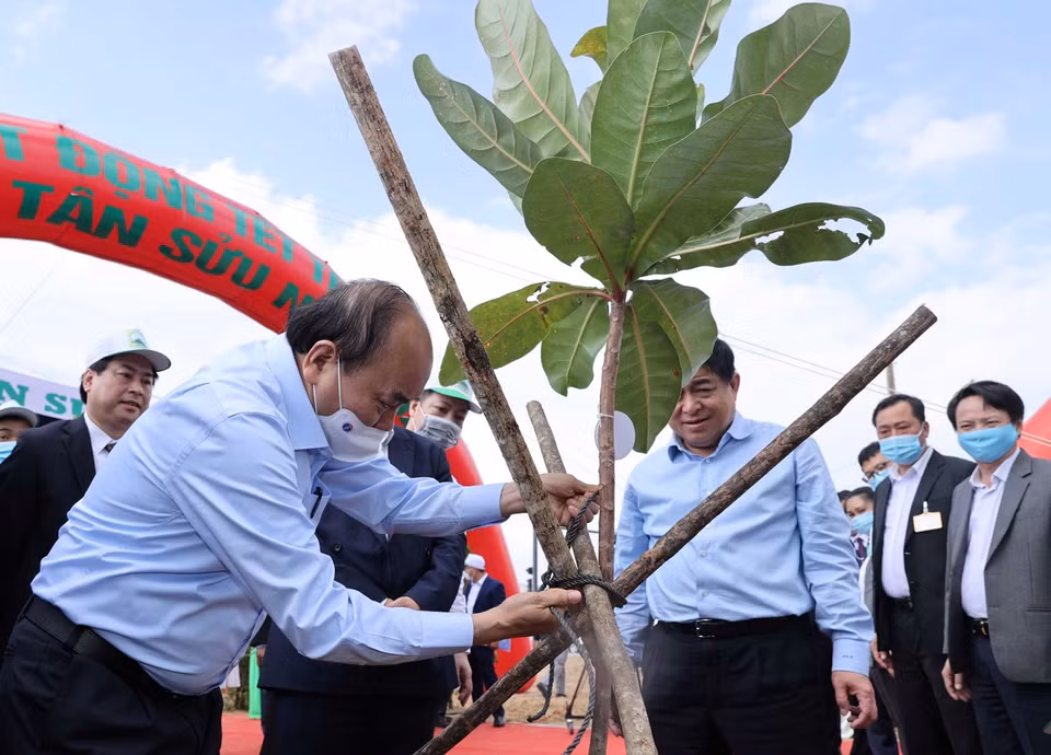 Thủ tướng Nguyễn Xuân Phúc tham gia 'Tết trồng cây' Xuân Tân Sửu năm 2021. (Ảnh: Thống Nhất/TTXVN)