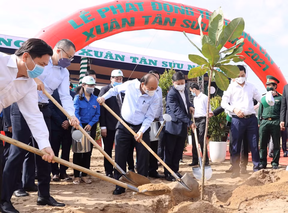 Thủ tướng Nguyễn Xuân Phúc và các đại biểu tham gia 'Tết trồng cây' Xuân Tân Sửu năm 2021. (Ảnh: Thống Nhất/TTXVN)