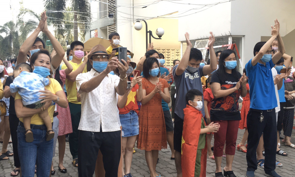 Người dân vui mừng khi dỡ bỏ phong tỏa khu cách ly. (Ảnh: Văn Hướng/TTXVN)