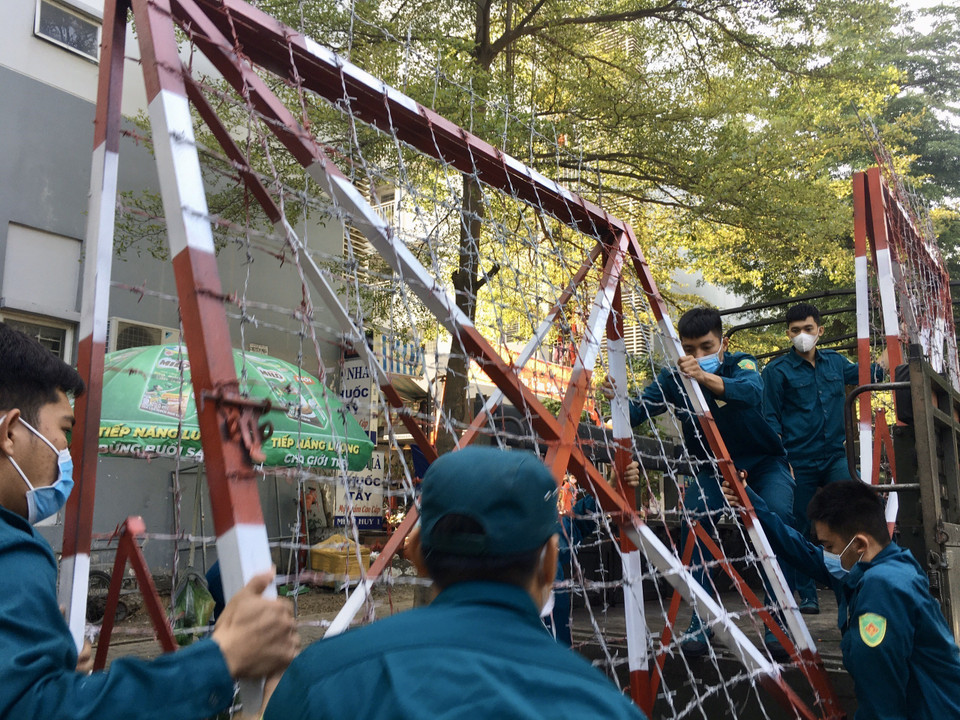 Lực lượng chức năng dỡ bỏ phong tỏa khu C2, Khu dân cư Ehome4. (Ảnh: Văn Hướng/TTXVN)