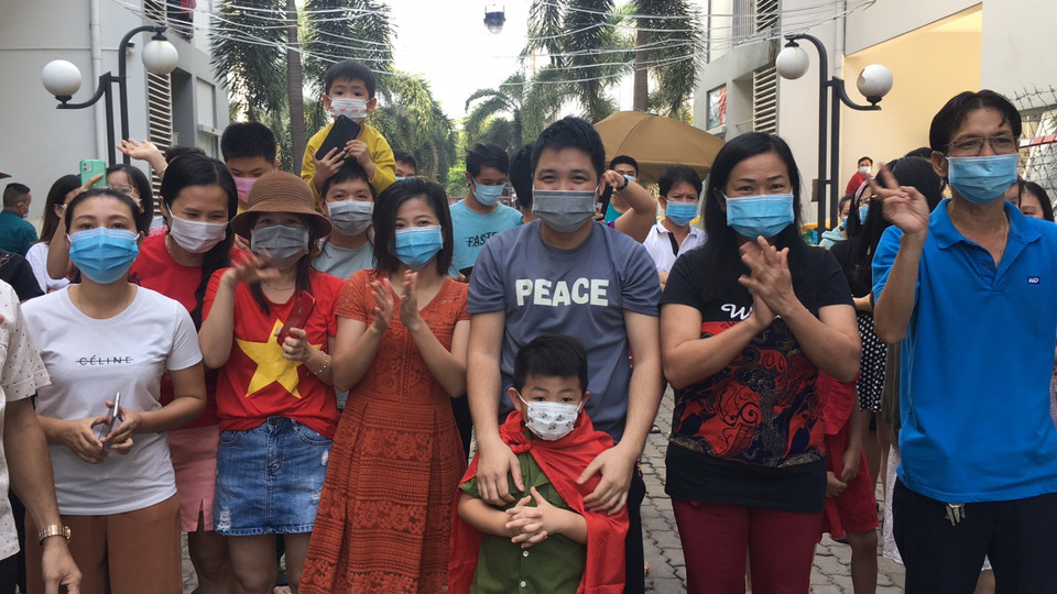 Người dân vui mừng khi dỡ bỏ phong tỏa khu cách ly. (Ảnh: Văn Hướng/TTXVN)