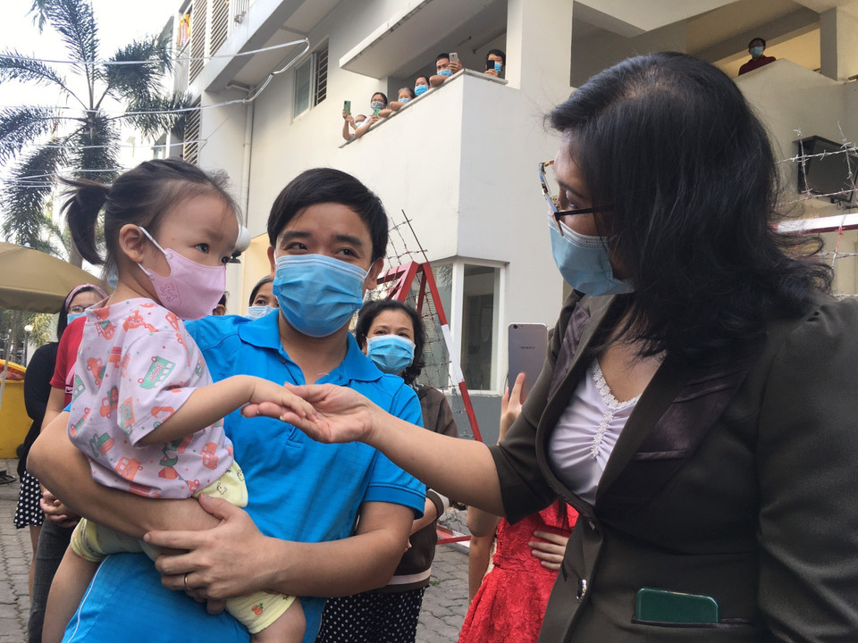 Lãnh đạo địa phương thăm hỏi người dân trong khu C2, Khu dân cư Ehome4. (Ảnh: Văn Hướng/TTXVN)