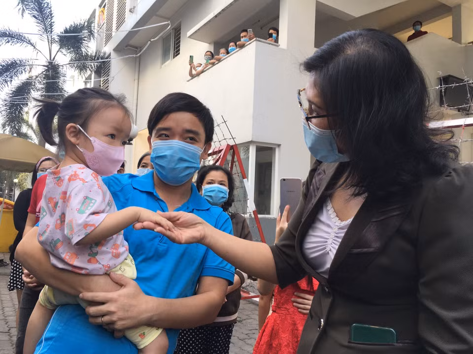 Lãnh đạo địa phương thăm hỏi người dân trong khu C2, Khu dân cư Ehome4. (Ảnh: Văn Hướng/TTXVN)