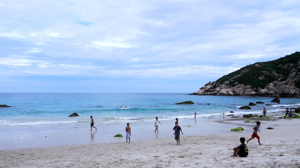 Và đá bóng trên bãi cát mịn trải dài. (Ảnh: Xuân Mai/Vietnam+)