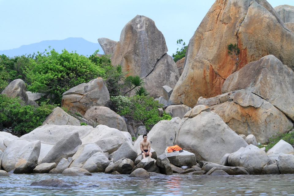 Những mỏm đá nối giữa biển. (Ảnh: Xuân Mai/Vietnam+)