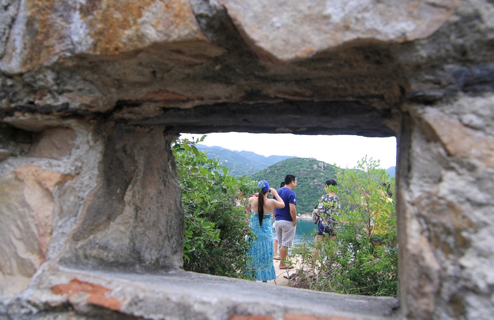 Du khách thích thú ghi lại những góc cảnh đẹp trên đảo. (Ảnh: Xuân Mai/Vietnam+)