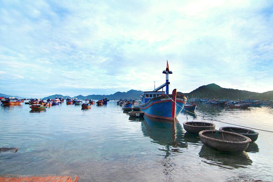 Tàu cá cập bến trên đảo Bình Ba, hòn đảo nổi tiếng với đặc sản tôm hùm. (Ảnh: Xuân Mai/Vietnam+)