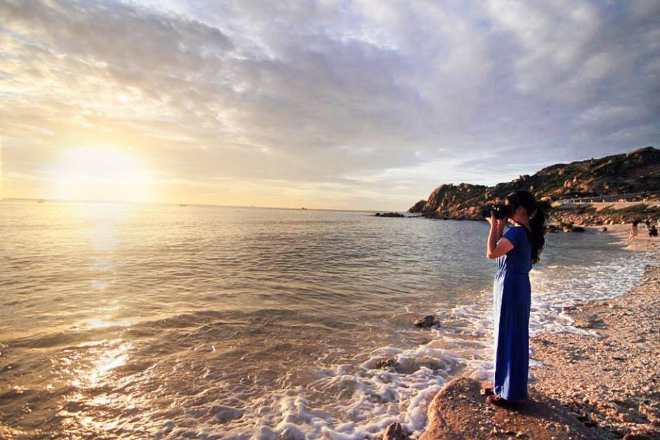 Du khách ghi loại những khoảnh khắc của bình minh trên đảo. (Ảnh: Xuân Mai/Vietnam+)