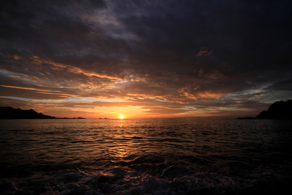 Mặt trời lấp ló phía chân trời... (Ảnh: Xuân Mai/Vietnam+)