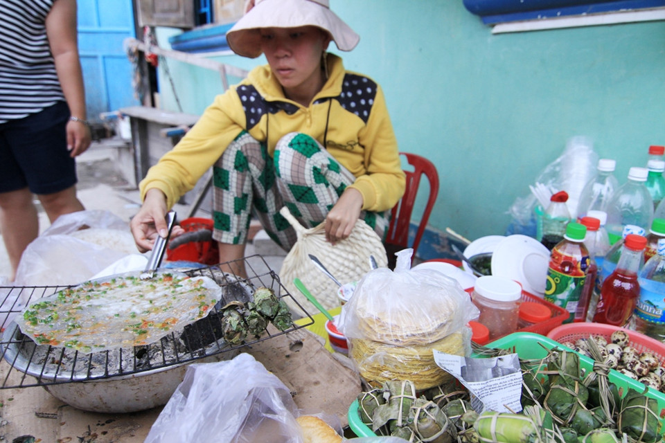 Bánh đa nướng tẩm đủ loại gia vị cho du khách. (Ảnh: Xuân Mai/Vietnam+)