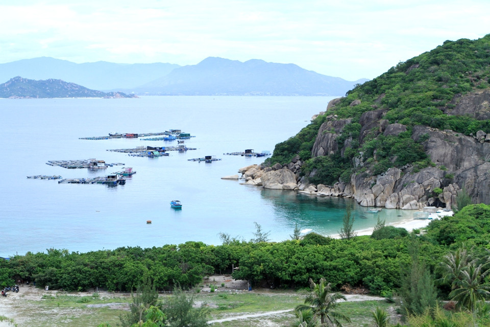 Nước biển xanh nhẹ vỗ bãi cát trắng. (Ảnh: Xuân Mai/Vietnam+)