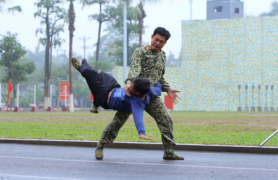Các chiến sỹ đặc công biểu diễn võ thuật tại buổi lễ. (Ảnh: An Đăng/TTXVN)