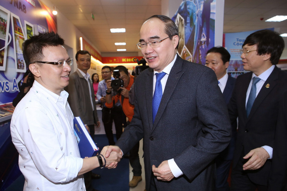 Ông Nguyễn Thiện Nhân, Ủy viên Bộ Chính trị, Chủ tịch Ủy ban Trung ương Mặt trận Tổ quốc Việt Nam tham quan gian trưng bày ấn phẩm của Thông tấn xã Việt Nam tại Hội báo toàn quốc 2017. (Ảnh: Doãn Tấn/TTXVN)