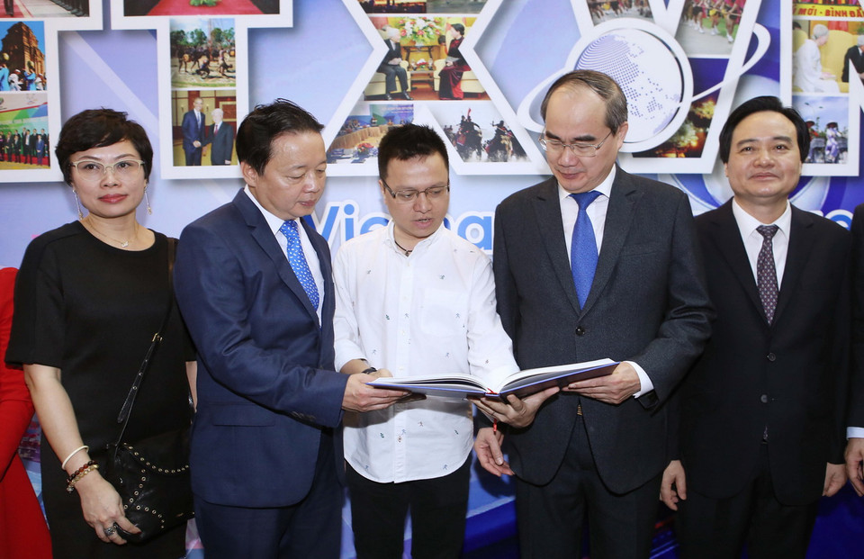 Ông Nguyễn Thiện Nhân, Ủy viên Bộ Chính trị, Chủ tịch Ủy ban Trung ương Mặt trận Tổ quốc Việt Nam tham quan gian trưng bày ấn phẩm của Thông tấn xã Việt Nam tại Hội báo toàn quốc 2017. (Ảnh: Doãn Tấn/TTXVN)