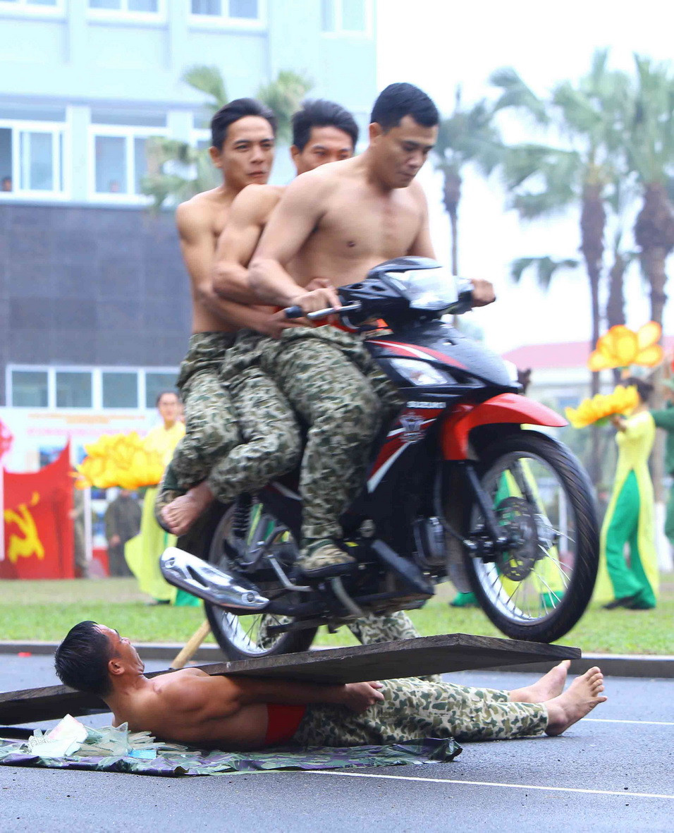 Các chiến sỹ đặc công biểu diễn võ thuật tại buổi lễ. (Ảnh: An Đăng/TTXVN)