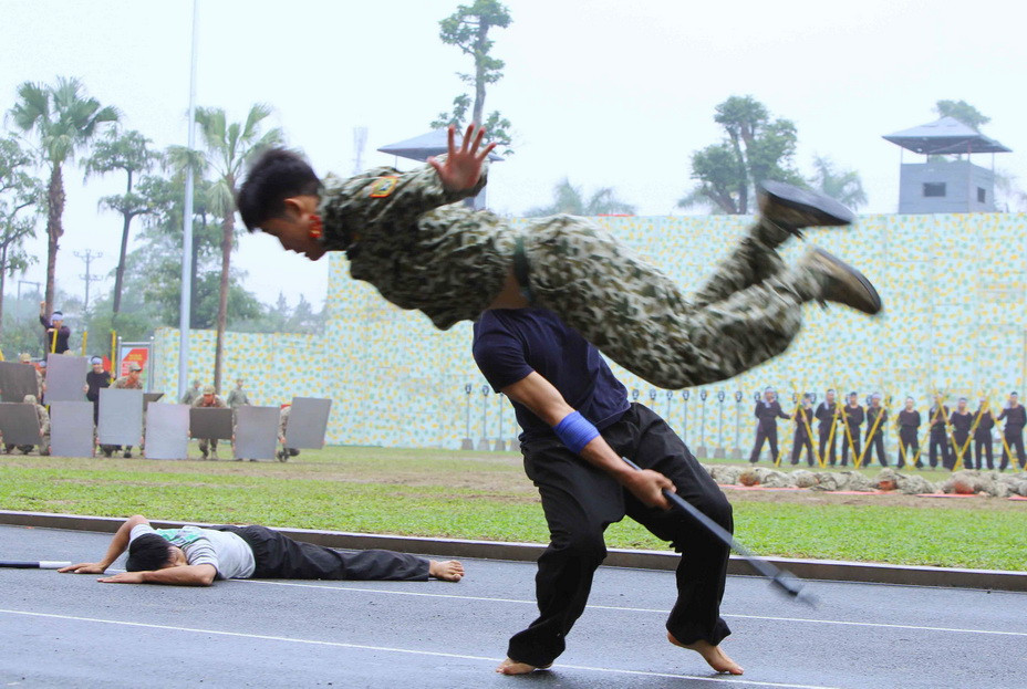 Các chiến sỹ đặc công biểu diễn võ thuật tại buổi lễ. (Ảnh: An Đăng/TTXVN)