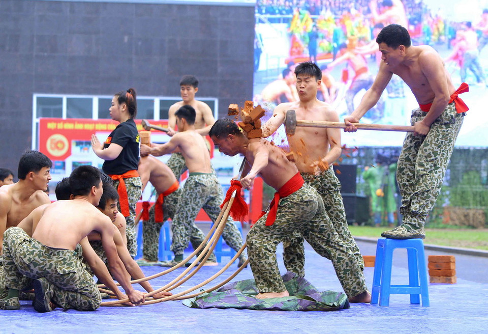 Các chiến sỹ đặc công biểu diễn võ thuật tại buổi lễ. (Ảnh: An Đăng/TTXVN)