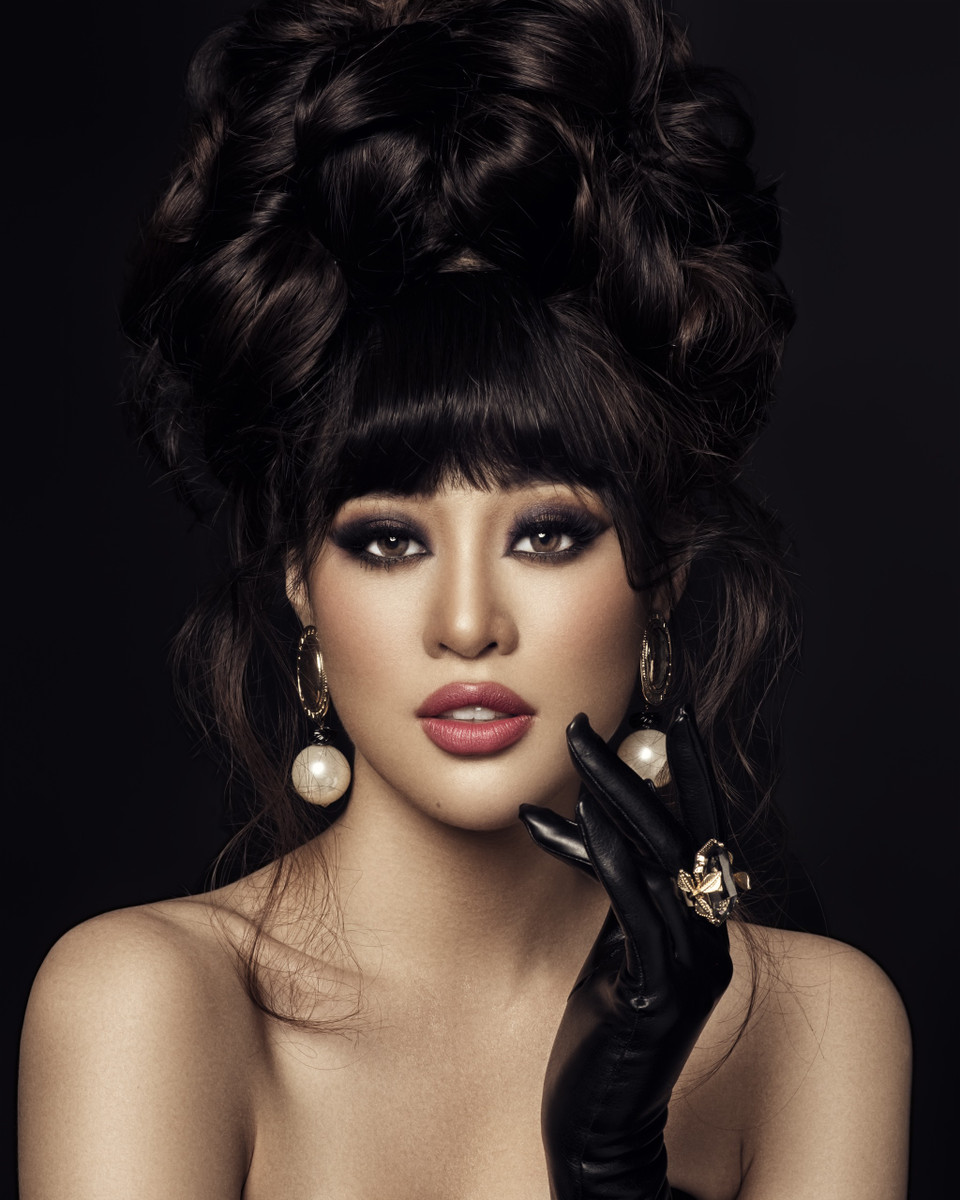 Cô nhấn vào đôi mắt, nơi được xem là ‘cửa sổ tâm hồn’ của người phụ nữ. Ngoài ra, phụ kiện găng tay và đeo bông ngọc trai càng góp phần tăng thêm vẻ quý phái cho Khánh Vân. (Ảnh: Trần Châu Như/Vietnam+)