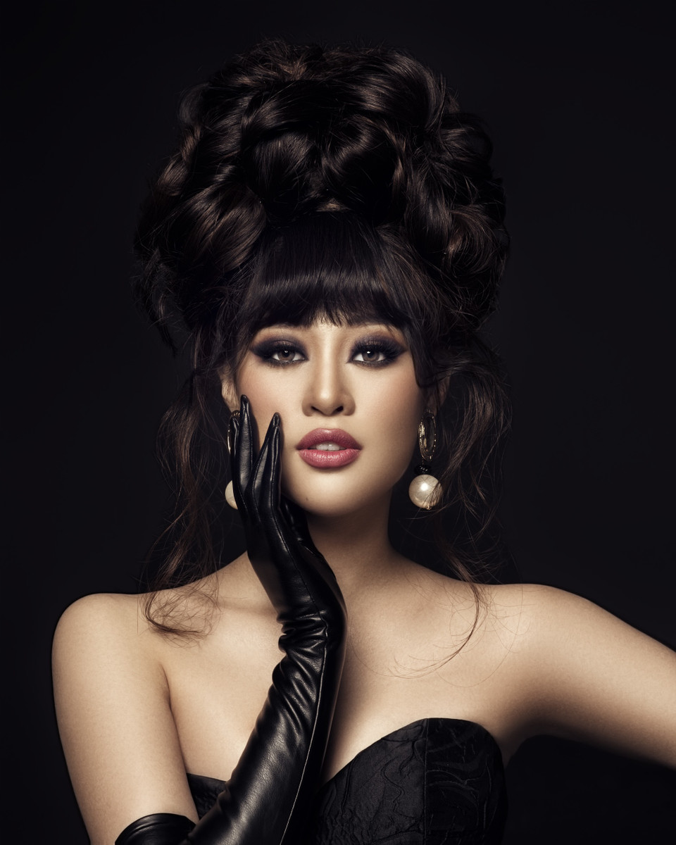 Cuối cùng, cô táo bạo khi chọn tóc mái ngang, búi cao, diện đầm xòe màu đen. (Ảnh: Trần Châu Như/Vietnam+)