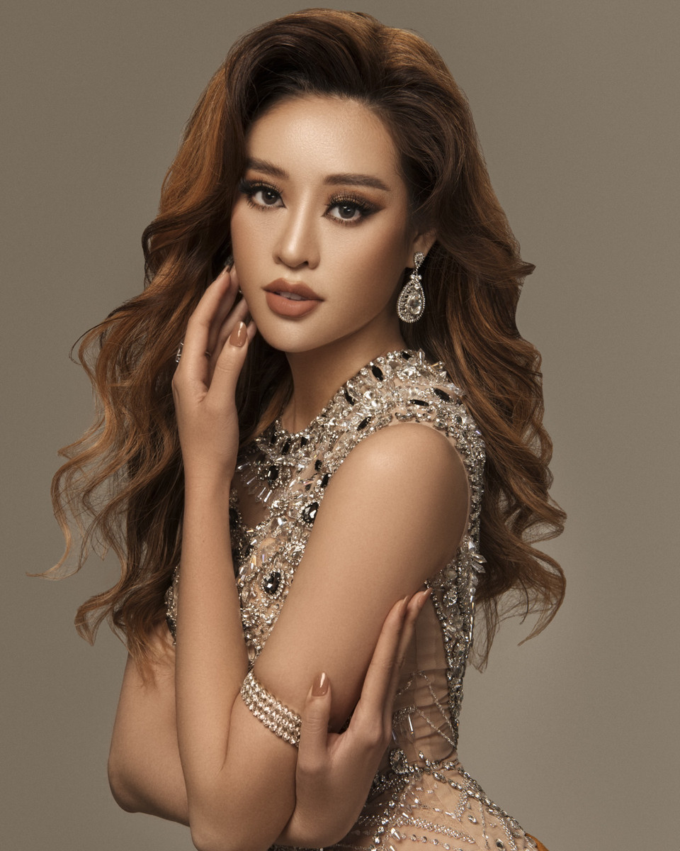 Sau đó, cô uốn tóc xoăn hiện đại, chọn son môi màu trầm, thể hiện sự chuyển mình thay đổi của một người phụ nữ - không còn là nàng công chúa bé bỏng, nhưng vẫn cần trải nghiệm, va vấp với cuộc sống. (Ảnh: Trần Châu Như/Vietnam+)