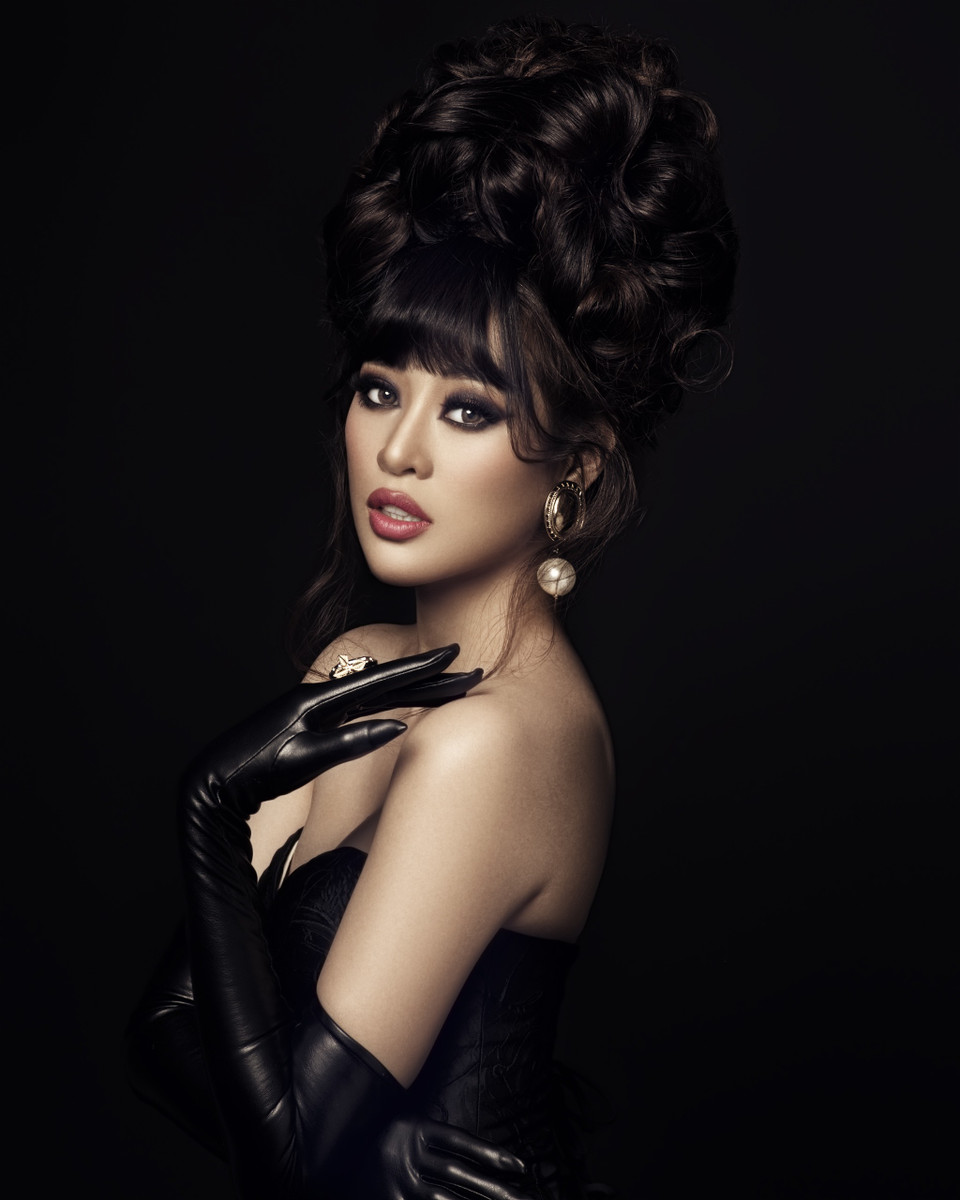 Với hình ảnh này, Khánh Vân muốn lột tả chân dung người phụ nữ quyền lực, bí ẩn có phong thái cổ điển. (Ảnh: Trần Châu Như/Vietnam+)