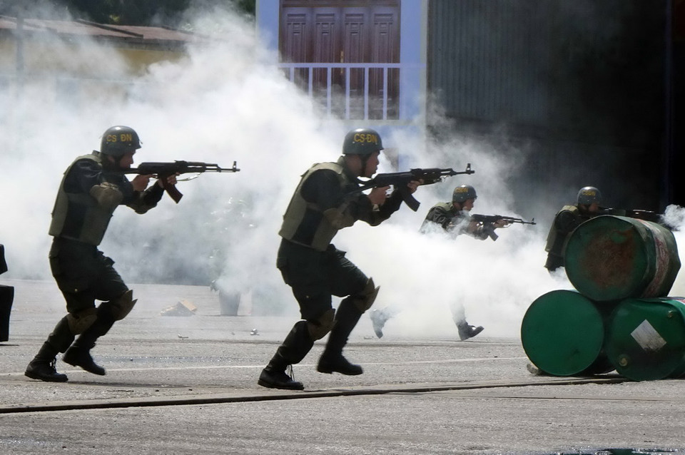 Các lực lượng phối hợp diễn tập phòng chống khủng bố, bảo đảm an ninh cảng biển tại Đà Nẵng. (Ảnh: Trần Lê Lâm/TTXVN)