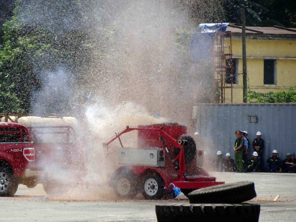 Phá hủy bom mìn tại diễn tập phòng chống khủng bố, bảo đảm an ninh cảng biển tại Đà Nẵng. (Ảnh: Trần Lê Lâm/TTXVN)