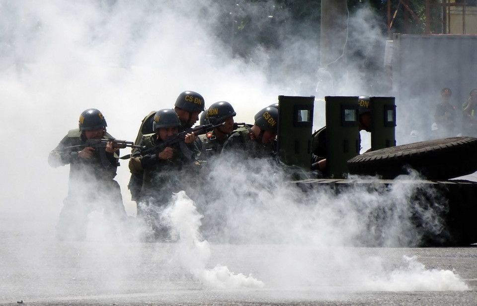 Các lực lượng phối hợp diễn tập phòng chống khủng bố, bảo đảm an ninh cảng biển tại Đà Nẵng. (Ảnh: Trần Lê Lâm/TTXVN)