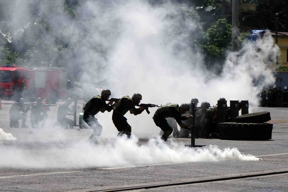 Các lực lượng phối hợp diễn tập phòng chống khủng bố, bảo đảm an ninh cảng biển tại Đà Nẵng. (Ảnh: Trần Lê Lâm/TTXVN)